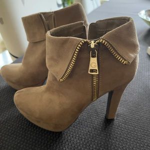 G by Guess Ankle Boots Size 8M Heel 5” Worn